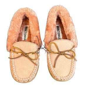 Minnetonka Moccasin | Pink Camp Faux Fur Lined Moccasin Slipper (Women) | Size 5
